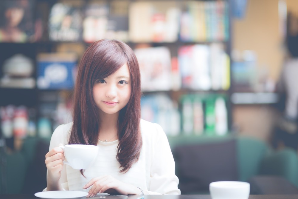 カフェでたたずむ女性