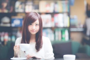 カフェでたたずむ女性