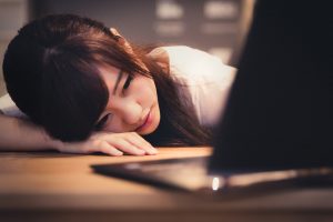 机で疲れを癒す女性